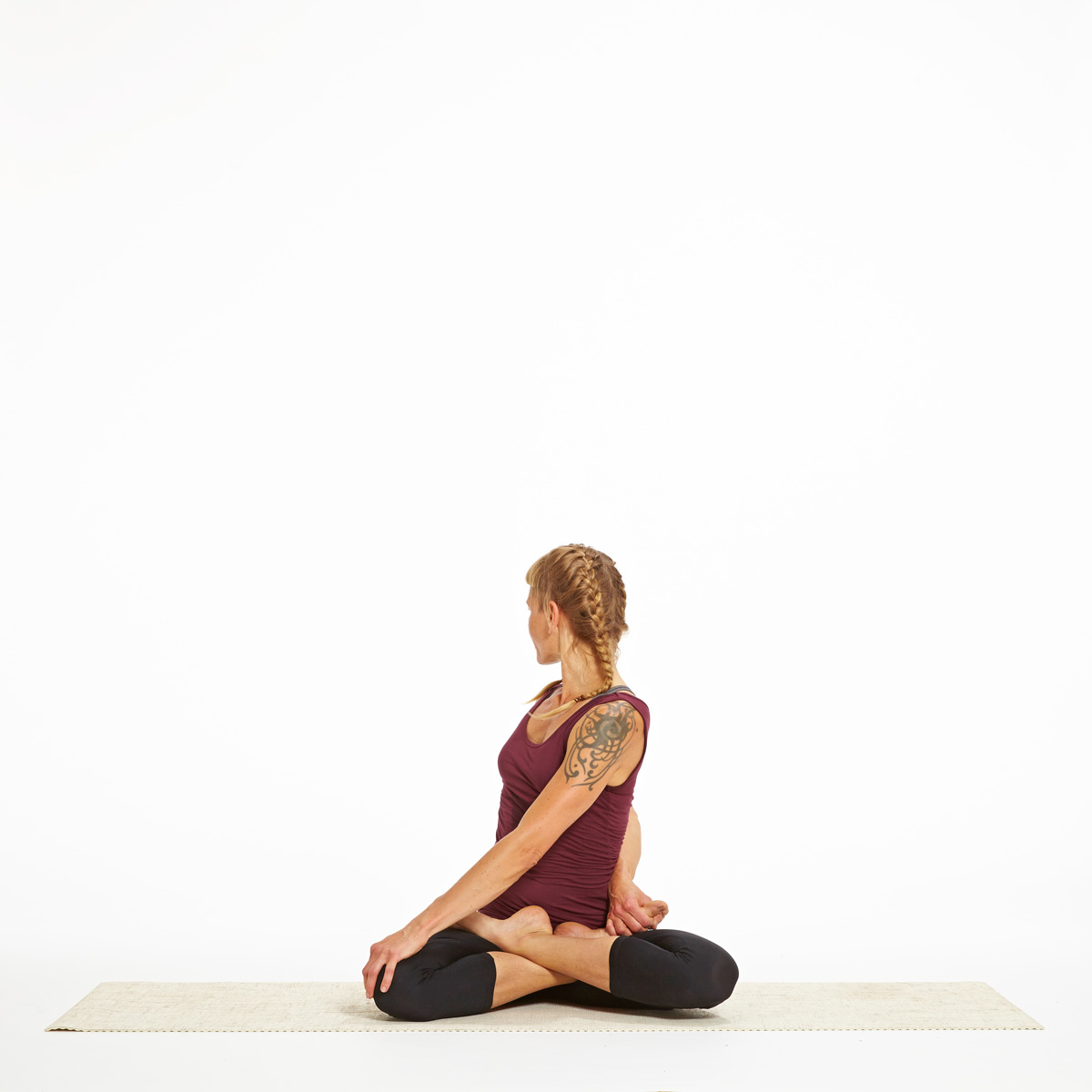 Ardha Matsyendrasana | Sitting Half Spinal Twist Pose | Yoga Benefits |  Video | Steps | El Arte de Vivir Estados Unidos